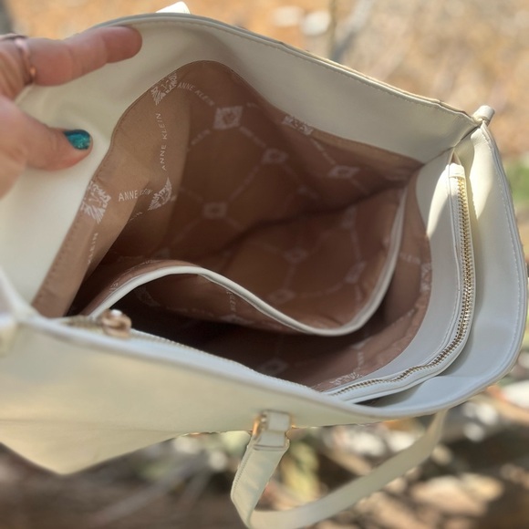 ANNE KLEIN | Large Tote with Enamel Turn Lock Large White Gold - Picture 9 of 15